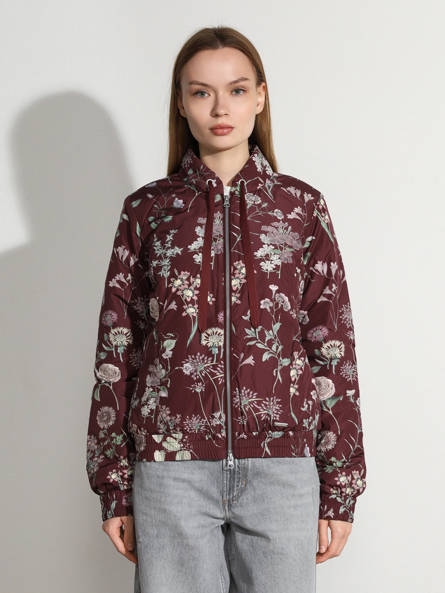 Куртка бордового цвета с цветочным принтом